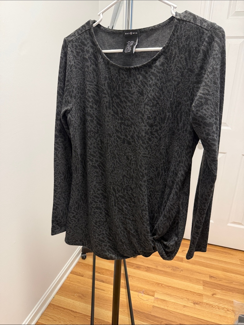 Max & Mia Charcoal Gray Long-Sleeve Knot-Hem Top Small